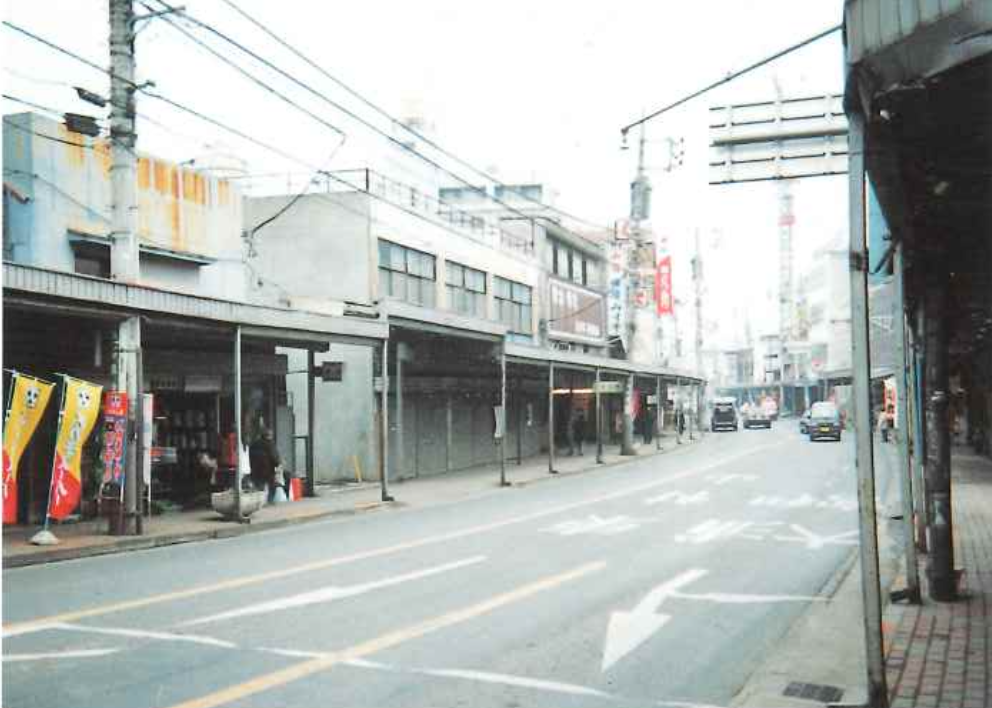 銀座通り側ー自主後退（5m）による歩行空間と広場の創出　従前写真
