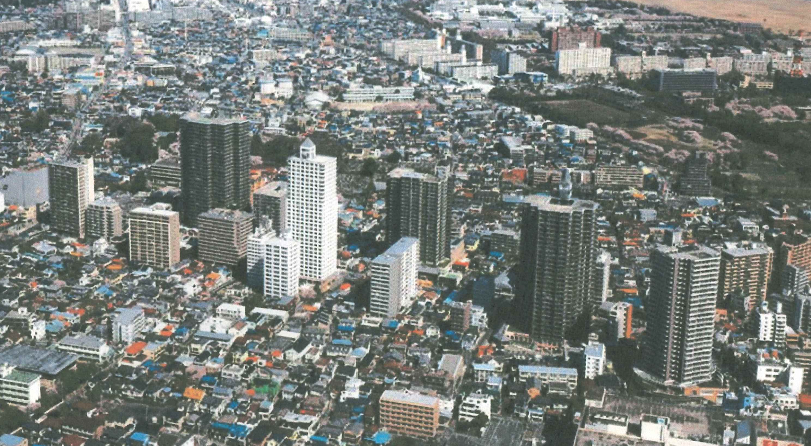 超高層マンションが林立する所沢市の銀座商店街